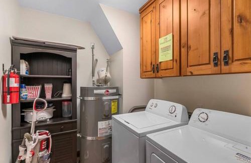 Ardenvoir Ski Chalet | River's Bend Lodge - Hot Tub, Fire Pit, Games & Ski