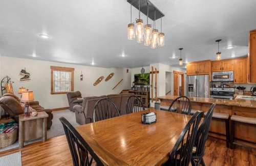 Ardenvoir Ski Chalet | River's Bend Lodge - Hot Tub, Fire Pit, Games & Ski