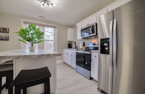Cape Girardeau Apartment | River's Dawn - Modernized Historic Home - River Views - King Bed - Fast Wifi
