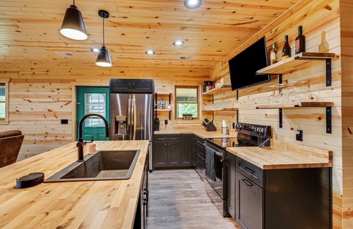Newaygo Cabin | River's Edge: Discover Peace – Your Holiday Retreat Awaits