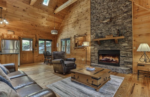 Ellijay Cabin | River's Edge is a beautiful 3 bed/3 bath riverfront cabin on the Cartecay
