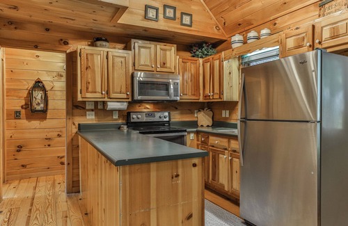 Ellijay Cabin | River's Edge is a beautiful 3 bed/3 bath riverfront cabin on the Cartecay