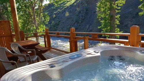 Winthrop Hotel | River's Edge Resort