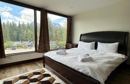 Blue River House | River Safari Mountain View Suite