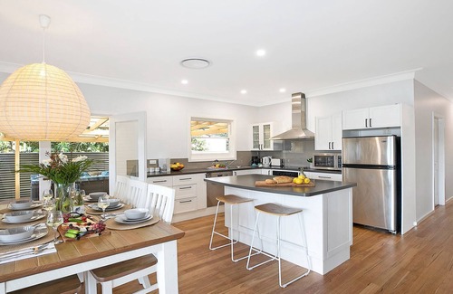 Shoalhaven Heads House | River Shack – absolute river frontage looking across to Comerong Island