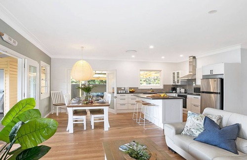 Shoalhaven Heads House | River Shack – absolute river frontage looking across to Comerong Island