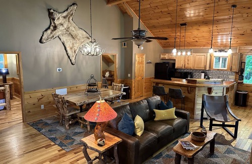 Helen Cabin | River Shoals Cabin! Hot Tub-Water front