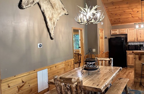 Helen Cabin | River Shoals Cabin! Hot Tub-Water front