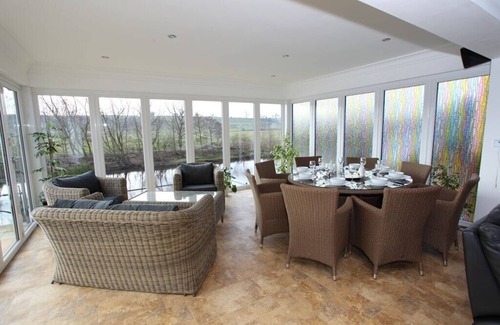 Darlington House | River Side Open Plan 15-22 July special offer Mobility Dog Friendly spa bath sun