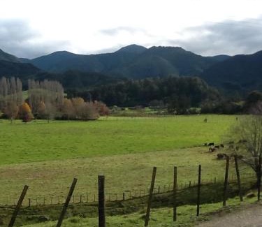 Motueka Valley House | River Terrace Cottage