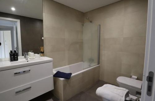 Seixal Apartment | River Terrace & Pool View - Seixal