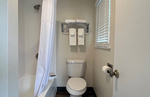 West Hatfield Hotel | River Valley Inn