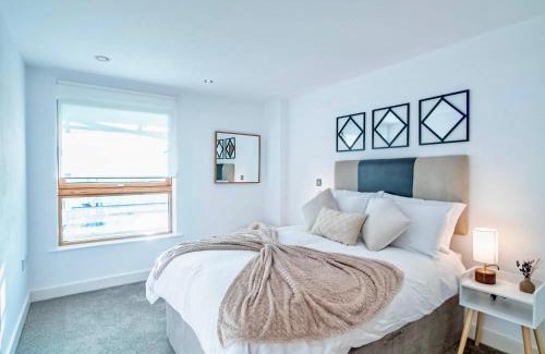 Leeds Apartment | River View 2-Bed Apartment with Balcony Leeds Dock