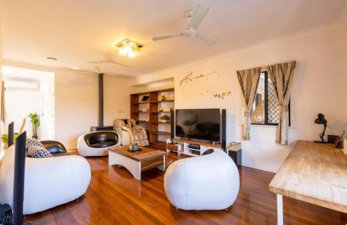 Loganholme House | River View 5B Home near Freeway Shops Loganholme