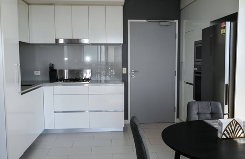 Bowen Hills Apartment | River view apartment in Brisbane with parking