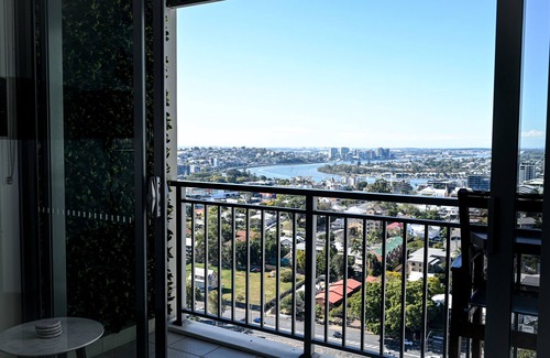 Bowen Hills Apartment | River view apartment in Brisbane with parking