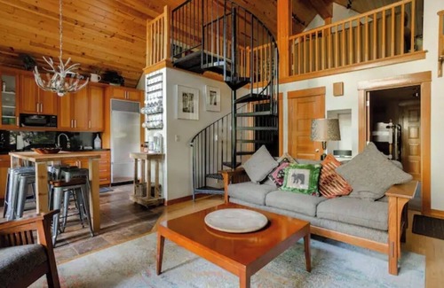Zigzag Ski Chalet | River View Chalet