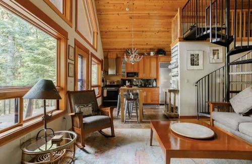 Zigzag Ski Chalet | River View Chalet