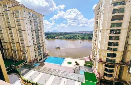 Kuching Condo | River view comfy homestay! Family-sized condo with Pool and Jacuzzi