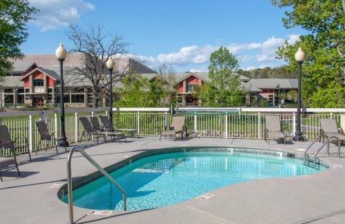 Pigeon Forge Apartment | River View Condo Bear Crossing 302