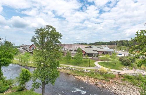 Pigeon Forge Apartment | River View Condo Bear Crossing 302