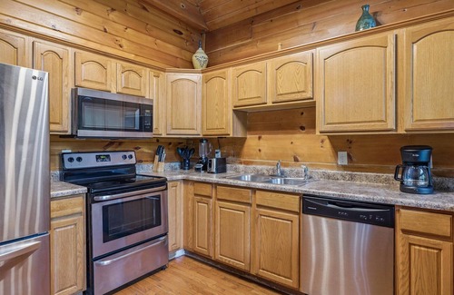 Sevierville Apartment | River View Dog Friendly Game Room w Hot Tub