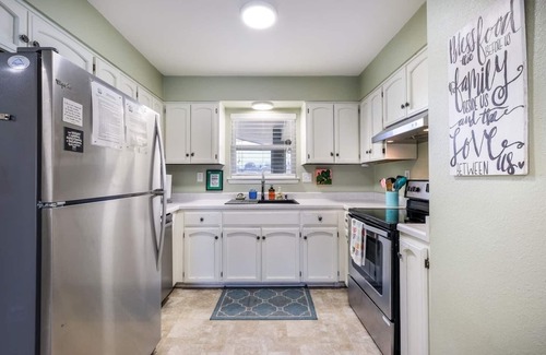 Seguin House | River View Getaway/Fast WiFi/Firepit/ZDT