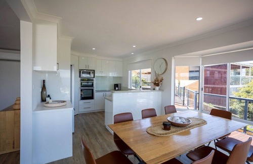 Bellerive House | River View Holiday House 10 min to CBD. Sleeps 8