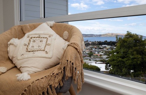 Bellerive House | River View Holiday House 10 min to CBD. Sleeps 8
