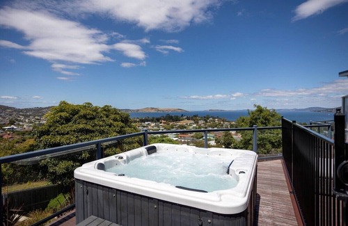 Bellerive House | River View Holiday House 10 min to CBD. Sleeps 8