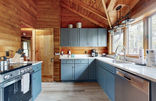 South Bristol Cottage | River view home w/lovely deck, views & fireplace