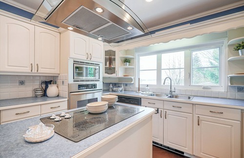 Maple Ridge House | River View + Hot Tub | Pool Table | Country Home | Private