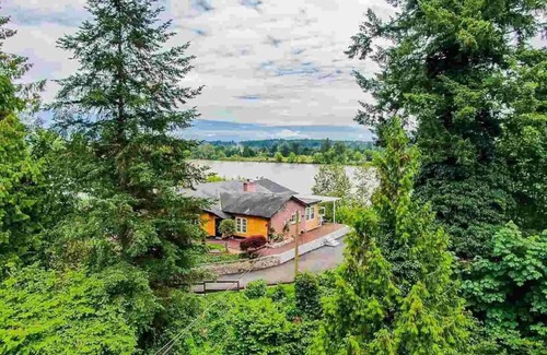 Maple Ridge House | River View + Hot Tub | Pool Table | Country Home | Private
