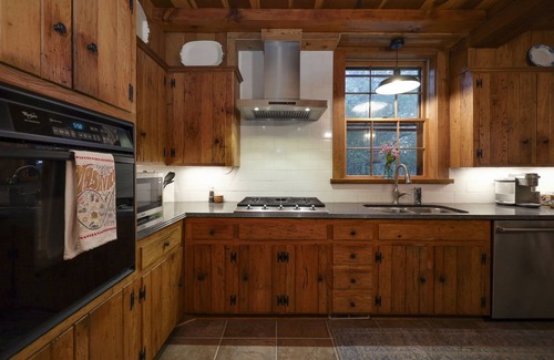 Madison Cabin | RIVER VIEW, HOT TUB, FIRE PIT, 10 min to Nashville! nPet friendly