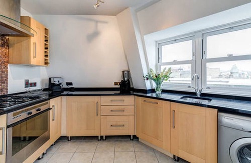 Hammersmith Apartment | River View, London Zone 2 Hammersmith, 2 Bedroom/2 Bath