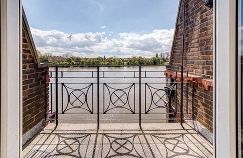 Hammersmith Apartment | River View, London Zone 2 Hammersmith, 2 Bedroom/2 Bath