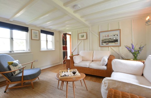 Pin Mill Cottage | RIVER VIEW, PIN MILL, pet friendly, with open fire in Pin Mill