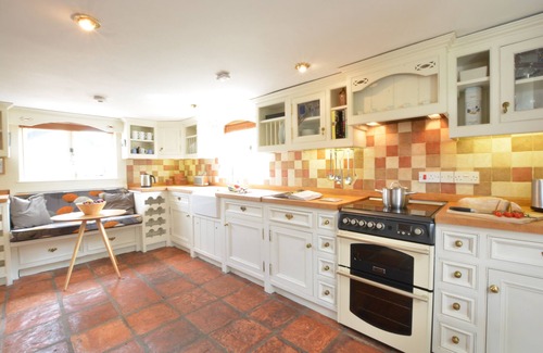 Pin Mill Cottage | RIVER VIEW, PIN MILL, pet friendly, with open fire in Pin Mill
