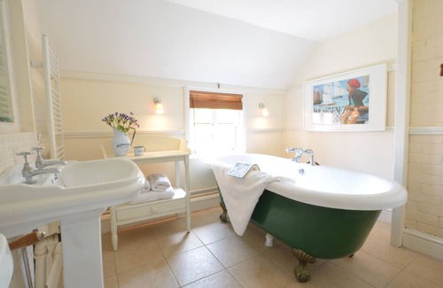Pin Mill Cottage | RIVER VIEW, PIN MILL, pet friendly, with open fire in Pin Mill