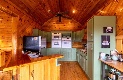 Boone Cabin | River View Retreat - 2 Bedroom on 2.3 acres. Hot Tub, Great Views, Creek access,Near New River