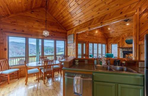 Boone Cabin | River View Retreat - 2 Bedroom on 2.3 acres. Hot Tub, Great Views, Creek access,Near New River