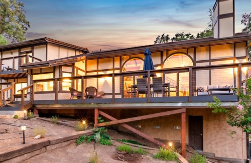 Oakhurst House | River View Retreat Sleeps 16/hot tub/basketball court