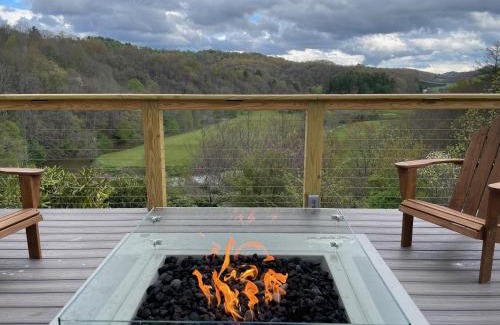 Boone House | River View Retreat