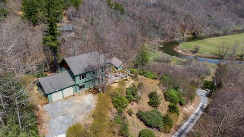 Boone House | River View Retreat