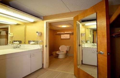 Somerset House | River-view Room, 2 Queen Beds with Jetted tub and Balcony