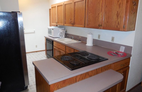 Roseburg House | River Vista Homes: Swim, Fish, and Unwind with Scenic Riverside Views