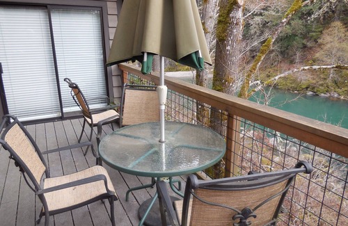 Roseburg House | River Vista Homes: Swim, Fish, and Unwind with Scenic Riverside Views