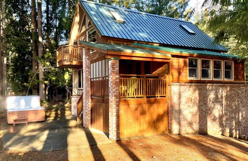 Enumclaw Cabin | River-Walk Cabin - near Mount Rainier National Park