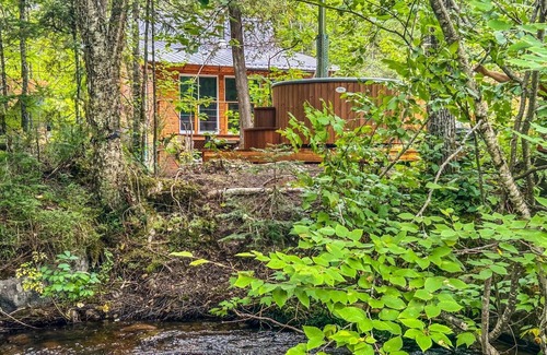 Sainte Rose du Nord House | River/Wooden hottub The Farmhouse in forest