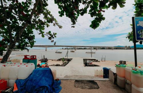 Dungun House | Riverbank Dungun Guesthouse & Cafe